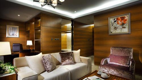 One-Bedroom King Suite with Lake View