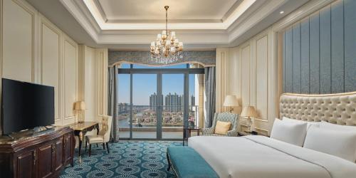 Standard King Room with Lake View - Lounge Access