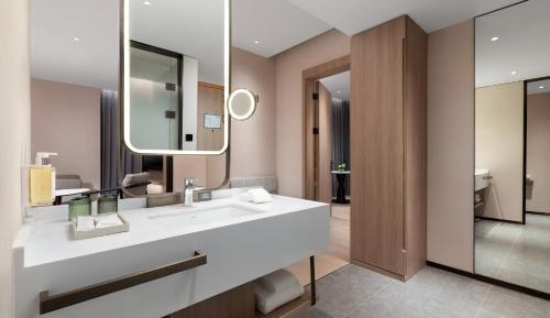 One-Bedroom King Suite with Kid Bed - Kids Theme
