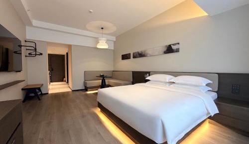 Deluxe Room (2 Adults + 1 Child)