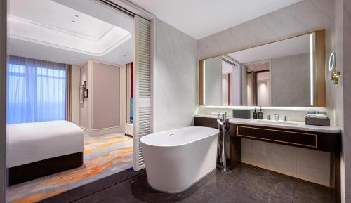 Deluxe King Suite