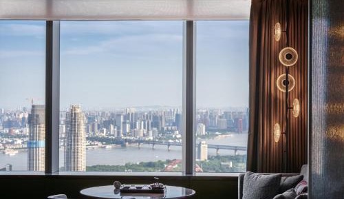 Yangtze King Suite with Club Lounge Access