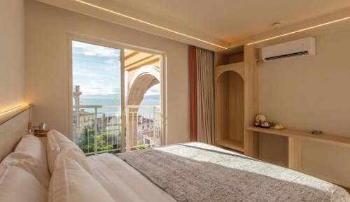 Deluxe Double Room with Side Sea View