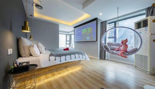 One-Bedroom Apartment with View