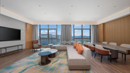 One-Bedroom Suite with Dining Area