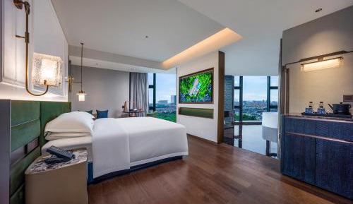 Deluxe Queen Room