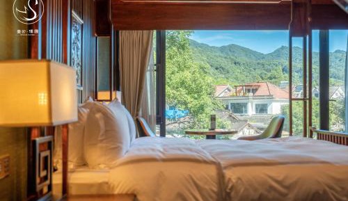 Suite with Mountain View