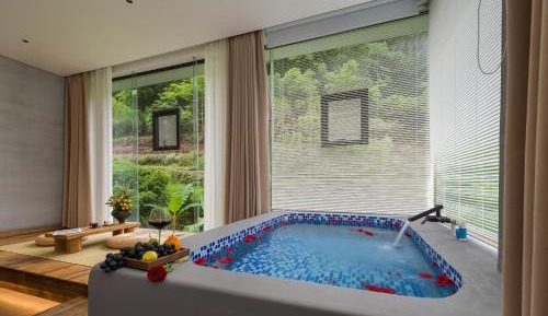 Suite with Mountain View
