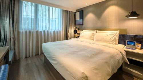 Studio King Room - Community View