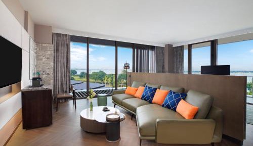 One Bedroom Suite with Lake View 