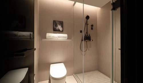 Premium Queen Room with Balcony 
