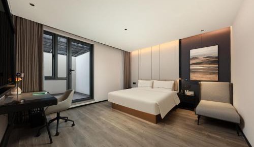 Premium Queen Room with Courtyard