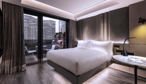 Deluxe King Room - City Side
