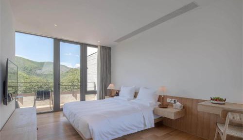 Suite with Mountain View