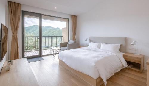 Double Room with Mountain View