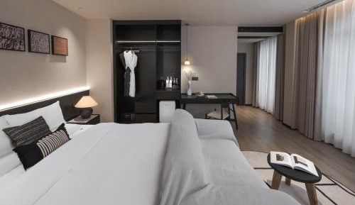 Deluxe Double Room with Side Sea View