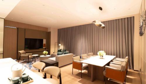 One-Bedroom Suite with King Bed, Dining Area and Lake View