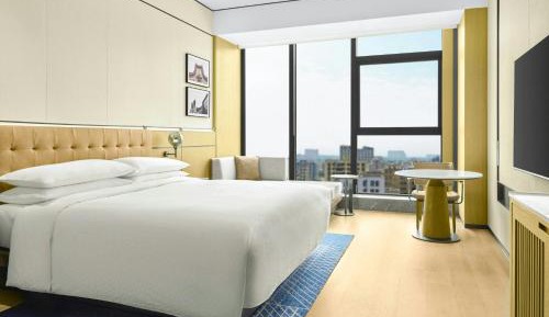 Superior King Room with City View