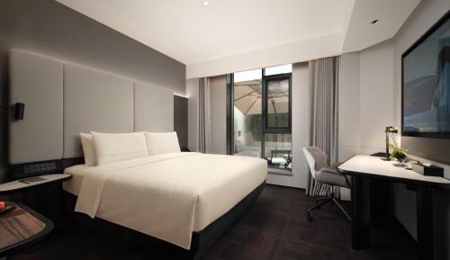Premium Queen with Courtyard