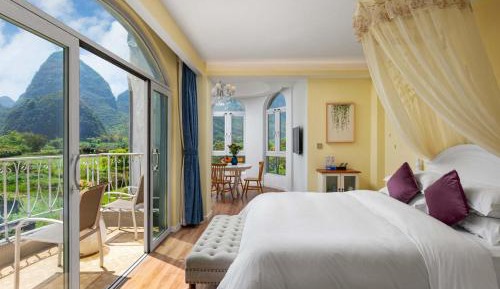 Suite with Mountain View