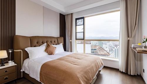 Three-Bedroom Apartment with Mountain View