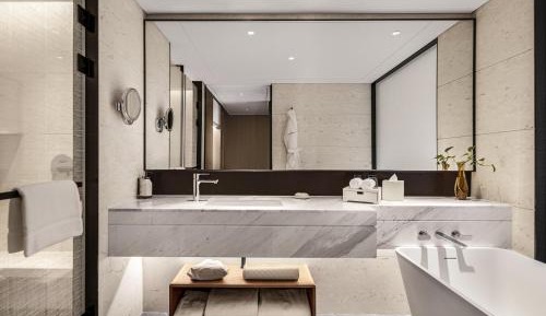 Swiss Executive Suite with one King-size bed, Lounge Access