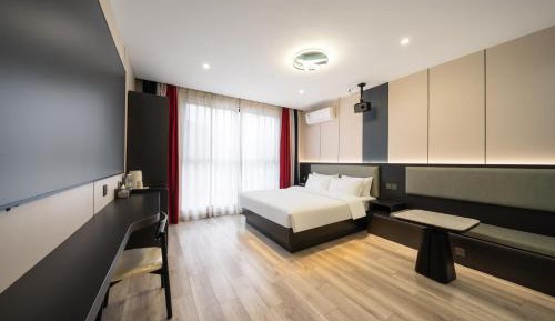Deluxe Queen Room