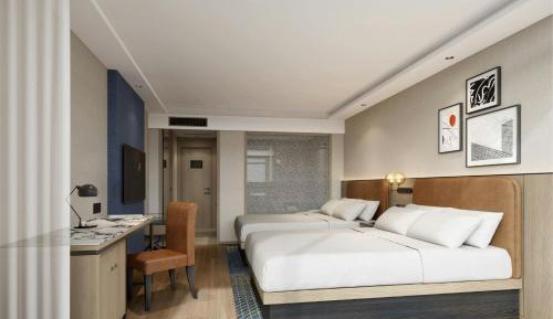 Superior Twin Room with Street View