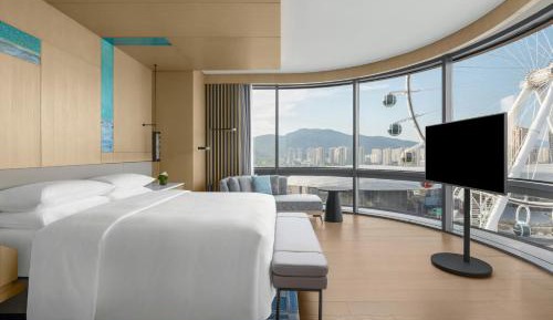 Deluxe King Suite with City View