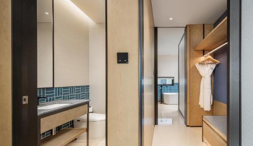 King Suite with City View