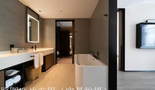 Premier Suite with Bathtub