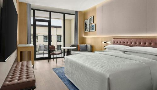 Courtyard View King Room with Atrium View