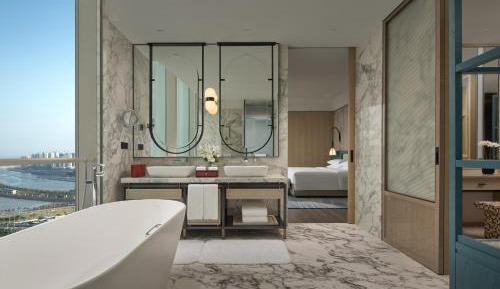 Deluxe King suite with Sea and Macau View