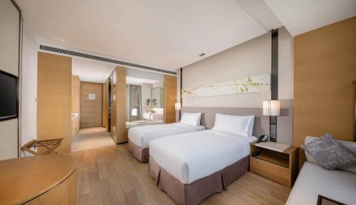Standard Twin Room with Tub and Walk-In Shower