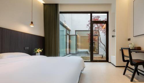 Queen Room with Garden View