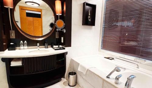 Deluxe King Room, Larger Guest room, 1 King, City view