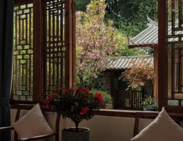 Family Room with Garden View