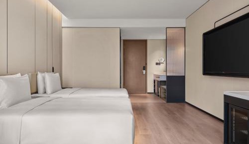 Comfortable Twin Room with City View
