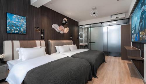 Suite with Lake View