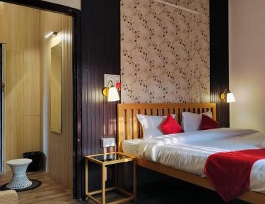 Deluxe Double Room (2 Adults + 1 Child)
