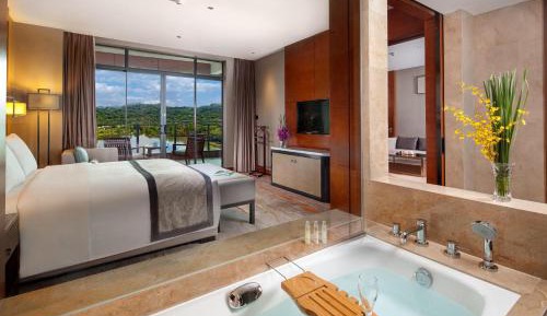 Corner Suite with Lounge Access