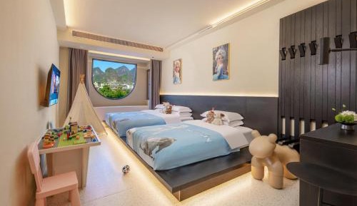 Family Room with Mountain View