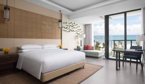 Deluxe Partial Ocean View North King  Bed