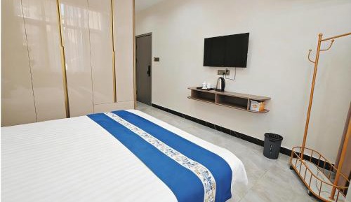 Queen Room with Shared Bathroom