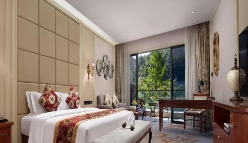 Deluxe Queen Room