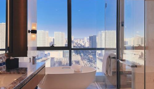 Junior Suite, Executive level, 1 Bedroom Suite, 1 King, Bathrooms 2, City View