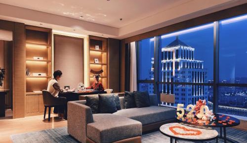 Executive Suite, Executive level, 1 Bedroom Suite, 1 King, Bathrooms 2, City view