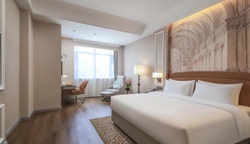 Deluxe Queen Room
