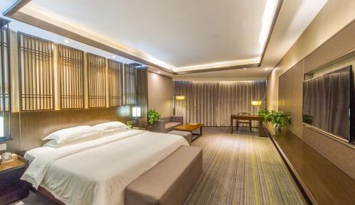 Queen Room with Spa Bath