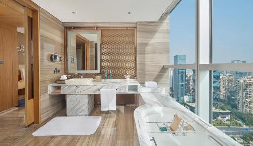 Deluxe King Room with Skyline View